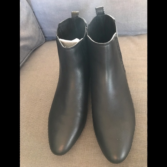 brogue trim chelsea bootie